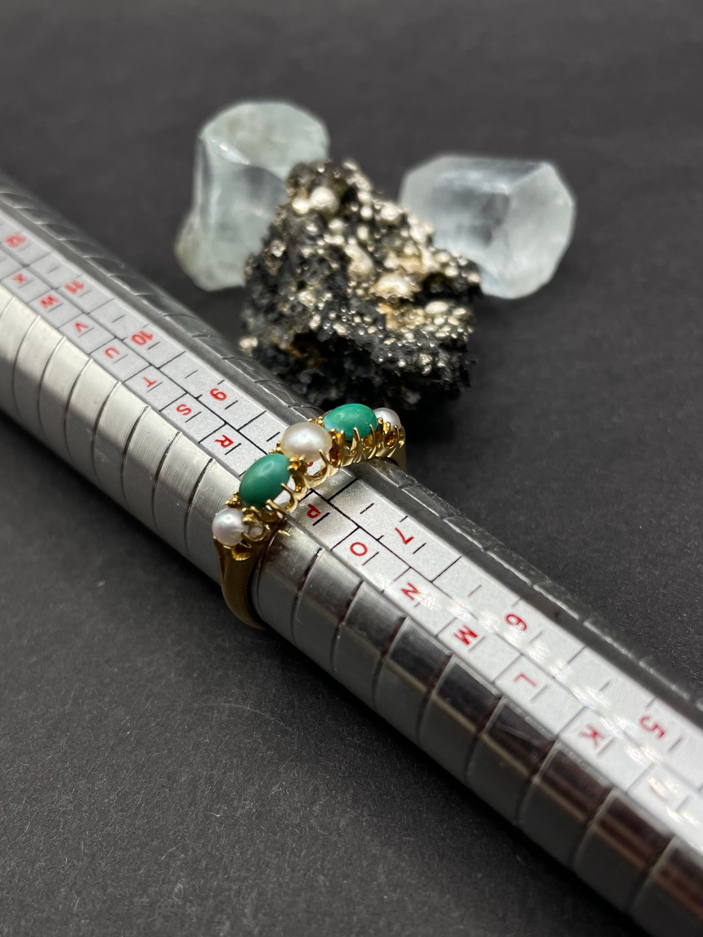 18ct Solid Gold Ring with Green Agate & Natural White Pearls – Vintage Style – UK Size P½