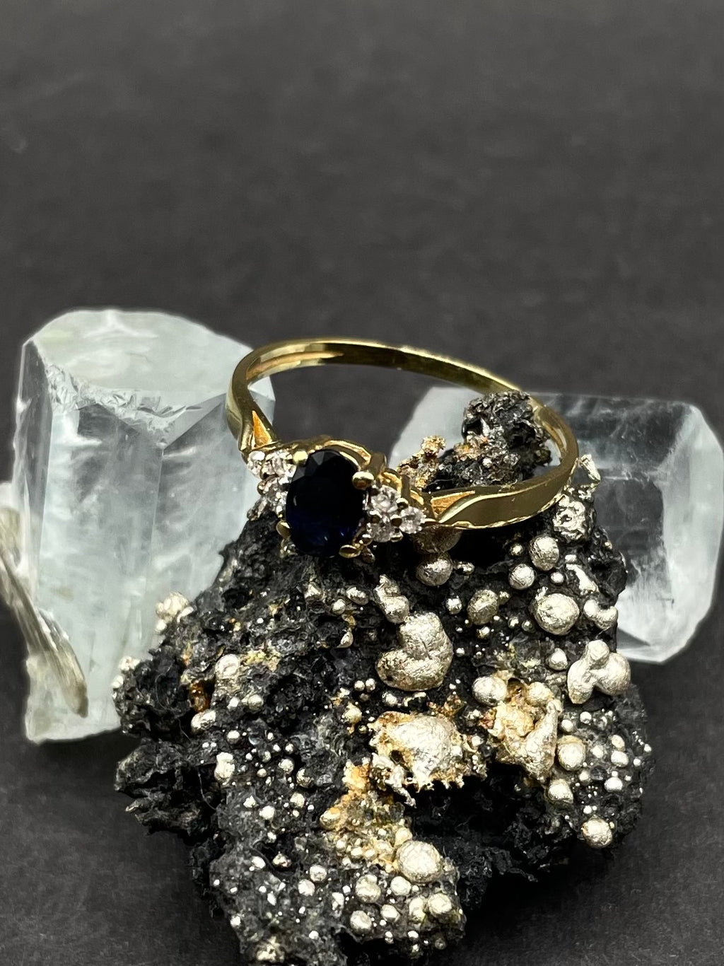 18ct Solid Gold Sapphire & Diamond Ring – Deep Blue Natural Sapphire with 6 Diamonds – UK Size P