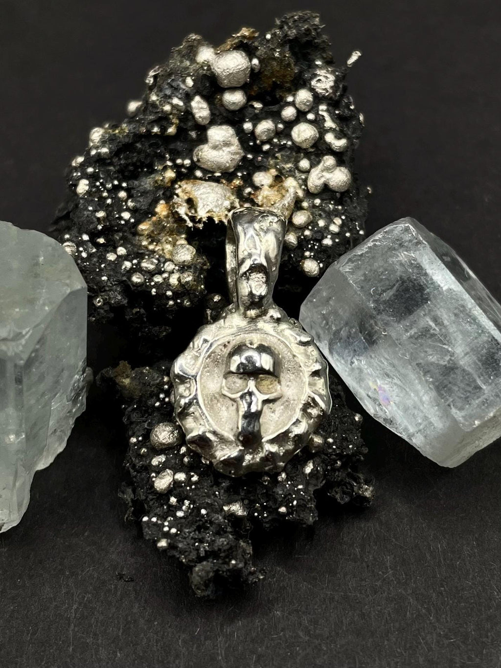 Skull pendant in solid silver 999