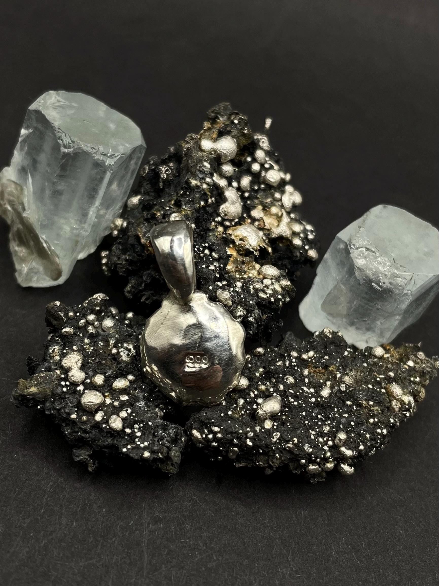 Skull pendant in solid silver 999