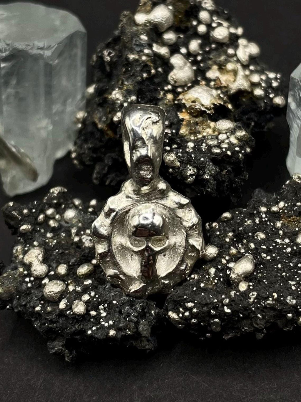 Skull pendant in solid silver 999