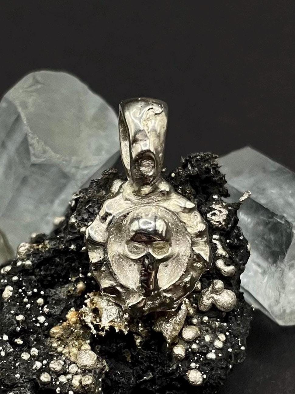 Skull pendant in solid silver 999