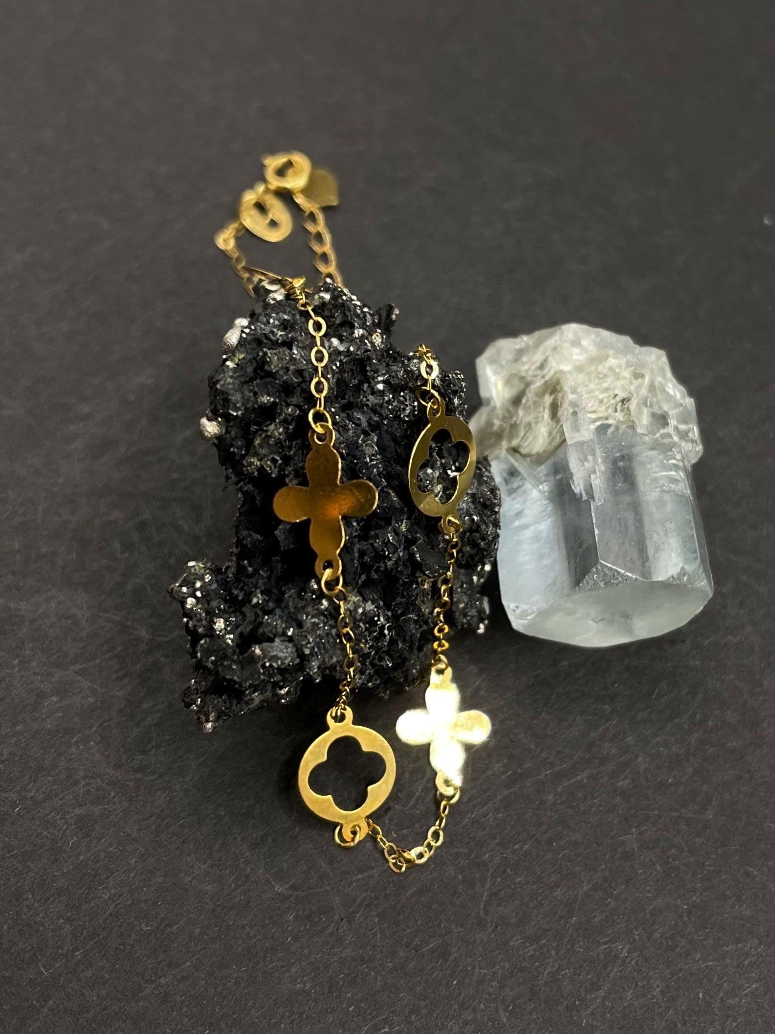 Round Cross & Circle Bracelet 18ct Gold